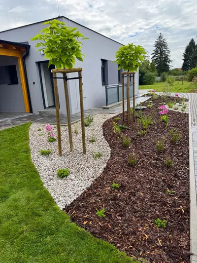 Návrh a realizace moderní okrasné zahrady se stromy, pergolou a trávními koberci