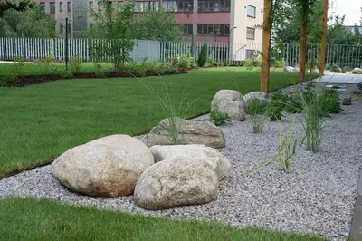Návrh a realizace zahrady s kačírkem a soliterními kameny