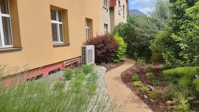 Návrh a realizace zahrady s mlatovou cestou mezi záhony